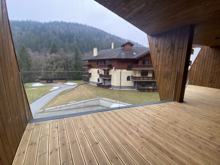 sklenené zábradlie na mieru v podlahových profiloch