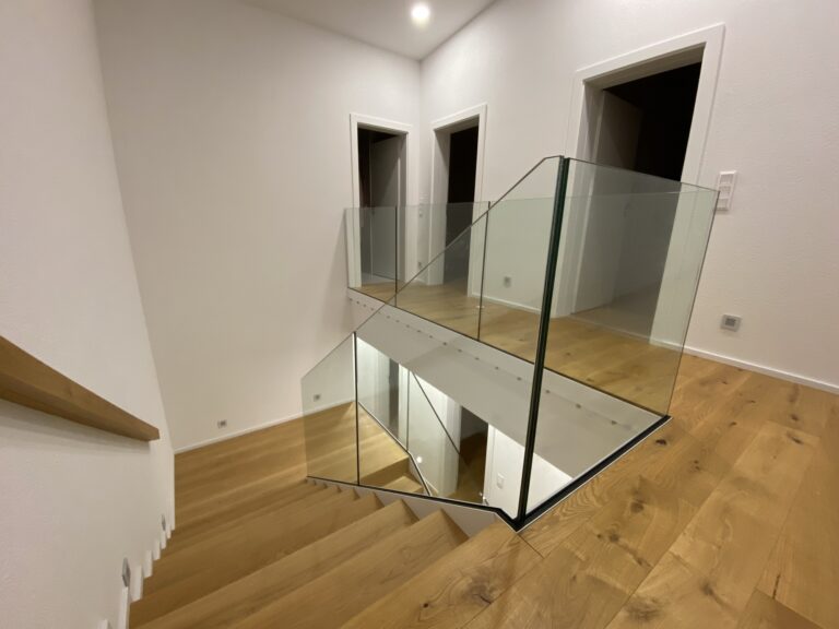 sklenené zábradlie schodov a galérie na mieru kotvené v podlahovom profile