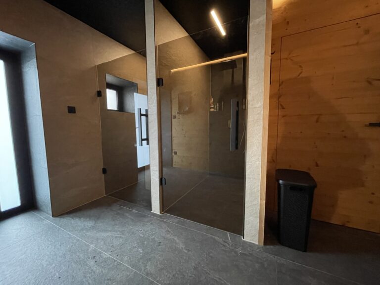 Sklenené dvere z dymového opálového skla