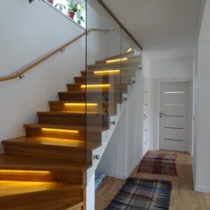 sklenené zábradlie na schodoch rodinného domu