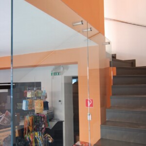 sklenená stena s funkciou zábradlia