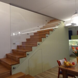 Sklenená stena s funkciou zábradlia z kaleného lepeného skla 5+5 mm + 0,76 mm bezpečnostná fólia uprostred