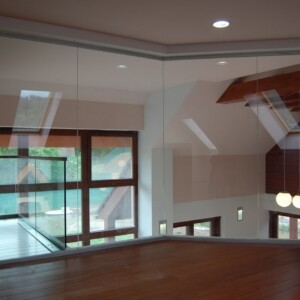 sklenená stena s funkciou zábradlia