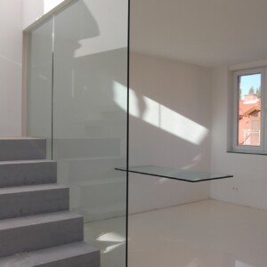 sklenená stena pevná