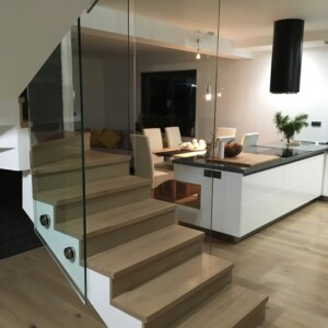 sklenená stena s funkciou zábradlia