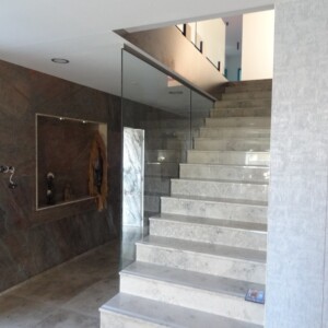 sklenená stena s funkciou zábradlia