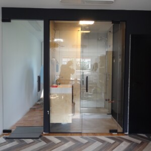 sklenená stena s otočnými dverami z číreho skla