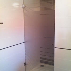 sklenené sprchové dvere na otočných pántoch