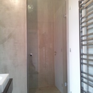 sklenené sprchové dvere na otočných pántoch