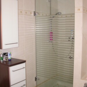 sklenené sprchové dvere na otočných pántoch