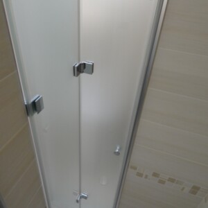 sklenené sprchové skladacie dvere