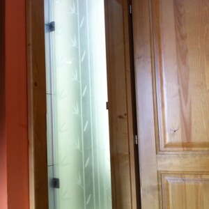 sklenené sprchové dvere na otočných pántoch