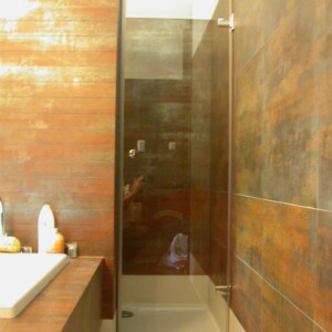 sklenené sprchové dvere na otočných pántoch