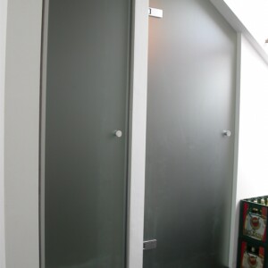 sklenené sprchové dvere na otočných pántoch