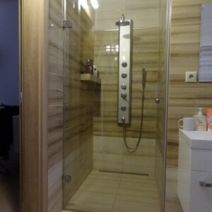 sklenené sprchové dvere z číreho skla na otočných pántoch