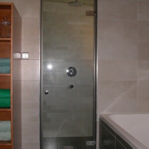 sklenené sprchové dvere na otočných pántoch