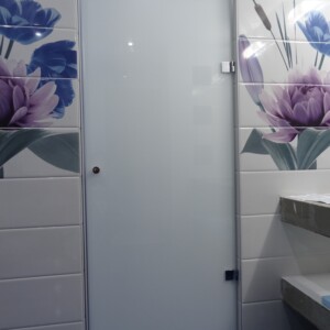 sklenené sprchové dvere z bieleho skla na otočných pántoch