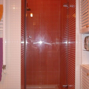 sklenené sprchové dvere na otočných pántoch