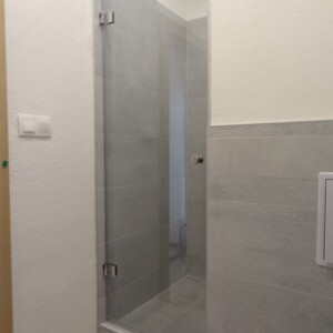 sklenené sprchové dvere z číreho skla