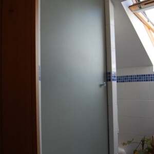 sklenené sprchové dvere z matného skla na otočných pántoch