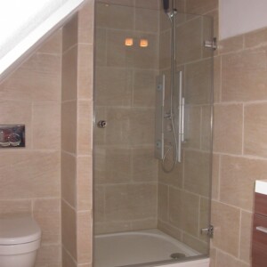 sklenené sprchové dvere z číreho skla na otočných pántoch