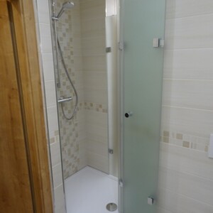 sklenené sprchové skladacie dvere