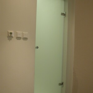 sklenené sprchové dvere na otočných pántoch