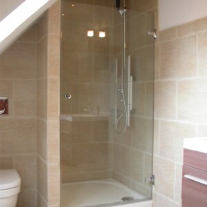 sklenené sprchové dvere na otočných pántoch