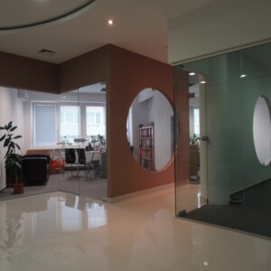 sklenená stena s otočnými dverami z číreho skla