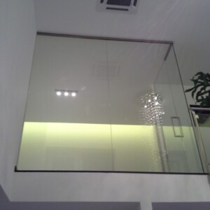 pevná sklenená stena z číreho skla s funkciou zábradlia