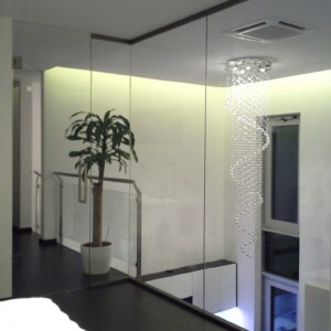 pevná sklenená stena z číreho skla s funkciou zábradlia