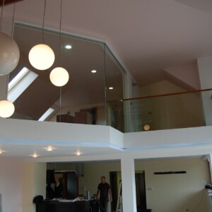 sklenená stena s funkciou zábradlia