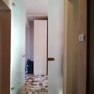 sklenená stena s otočnými dverami