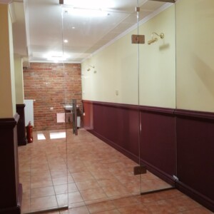 sklenená stena s otočnými dverami z číreho skla