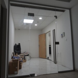 sklenená stena s otočnými dverami z číreho skla