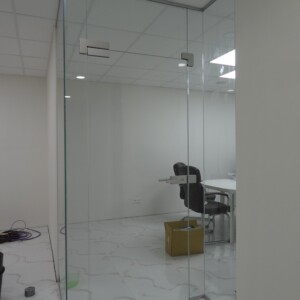 sklenená stena s otočnými dverami z číreho skla