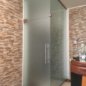 sklenená stena s otočnými dverami z matného skla