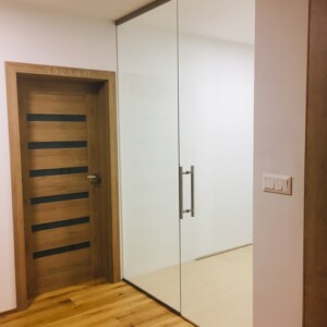 sklenená stena s otočnými dverami z číreho skla