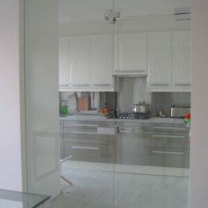 sklenená stena s otočnými dverami z číreho skla