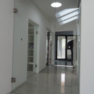 sklenená stena s otočnými dverami z číreho skla