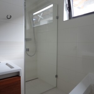 sklenené sprchové dvere z číreho skla na mieru