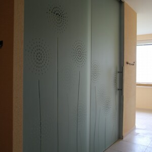 sklenená stena s posuvnými dverami zo vzorovaných sklom