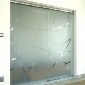 sklenená stena s posuvnými dverami zo vzorovaných sklom