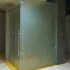 sklenená stena s posuvnými dverami z matného skla