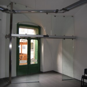 sklenená stena s posuvnými dverami z číreho skla