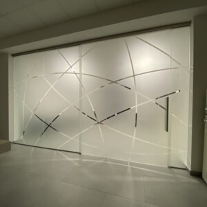 sklenená stena s posuvnými dverami zo vzorovaných sklom