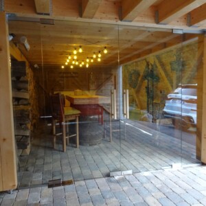 sklenená stena s otočnými dverami z číreho skla