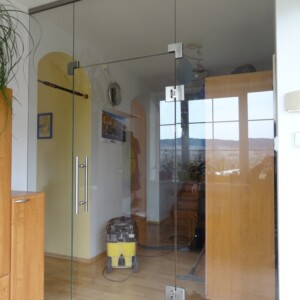 sklenená stena s otočnými dverami z číreho skla