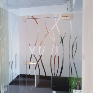 sklenená stena s otočnými dverami so vzorovaného skla