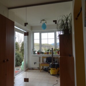 sklenená stena s otočnými dverami z číreho skla